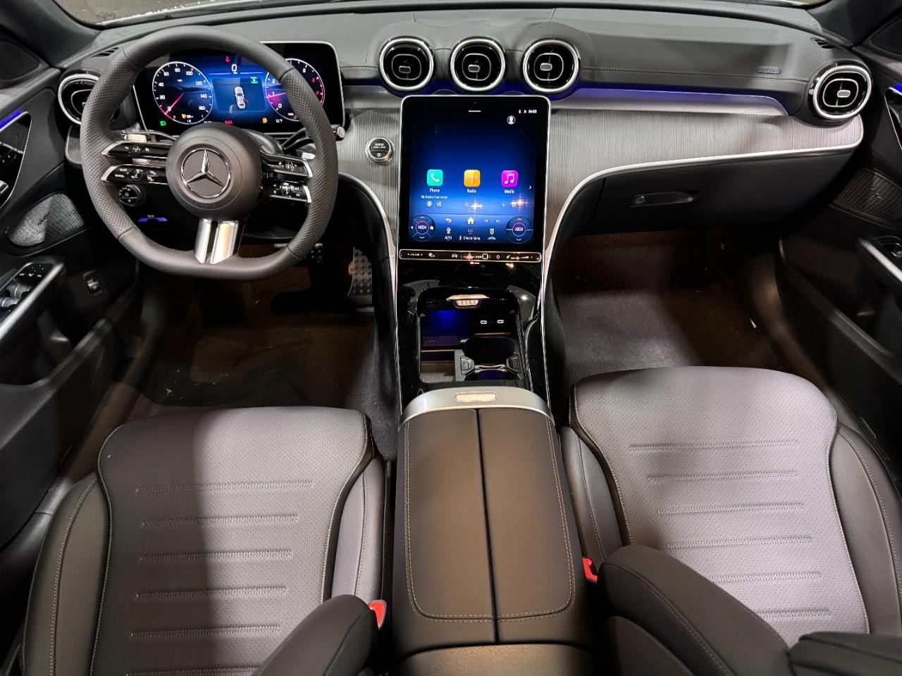 Mercedes-Benz C-Class Vehicle Full-screen Gallery Image 12