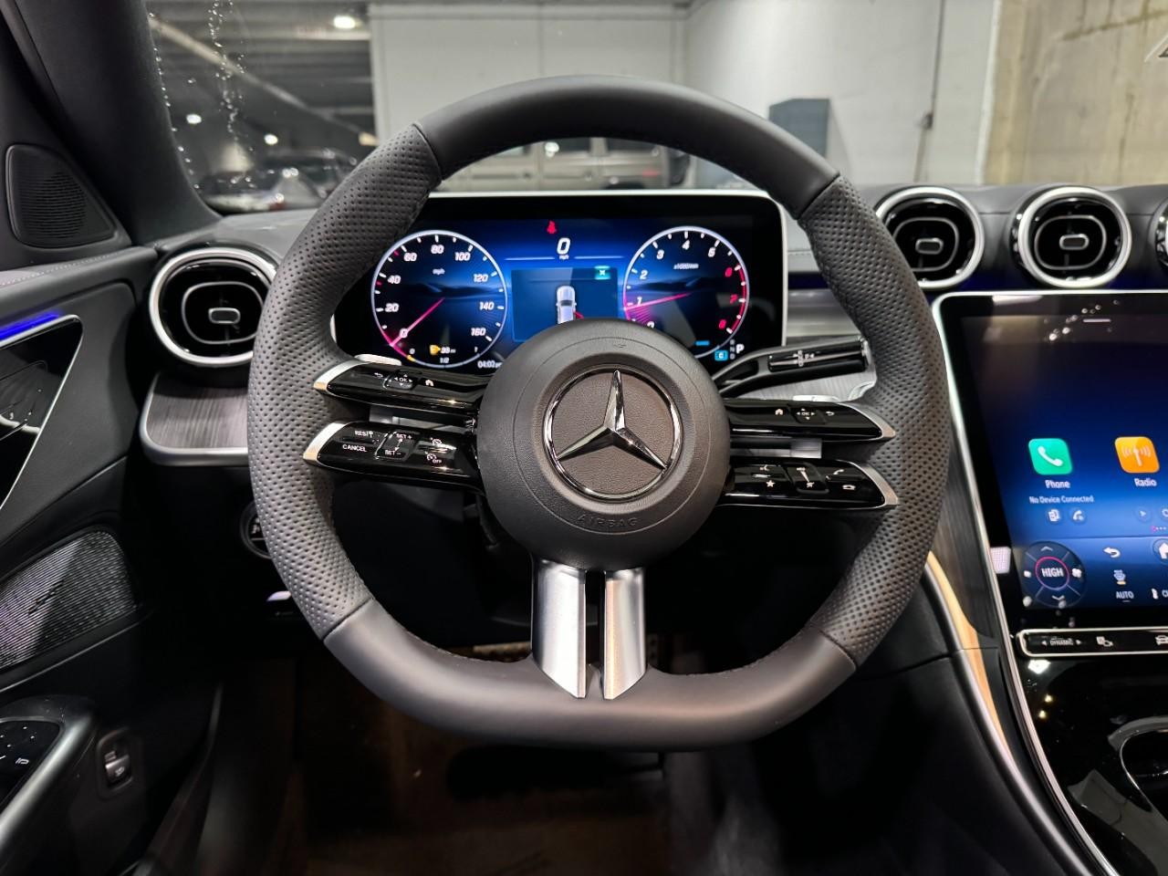 Mercedes-Benz C-Class Vehicle Full-screen Gallery Image 13