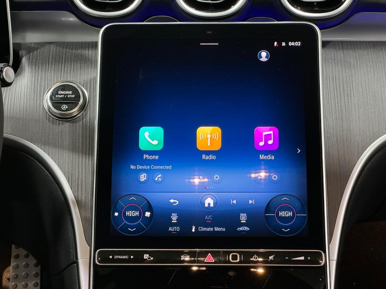 Mercedes-Benz C-Class Vehicle Full-screen Gallery Image 14