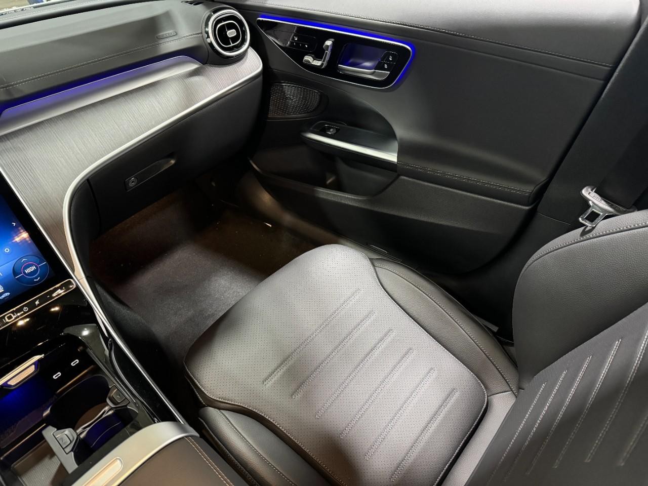 Mercedes-Benz C-Class Vehicle Full-screen Gallery Image 15