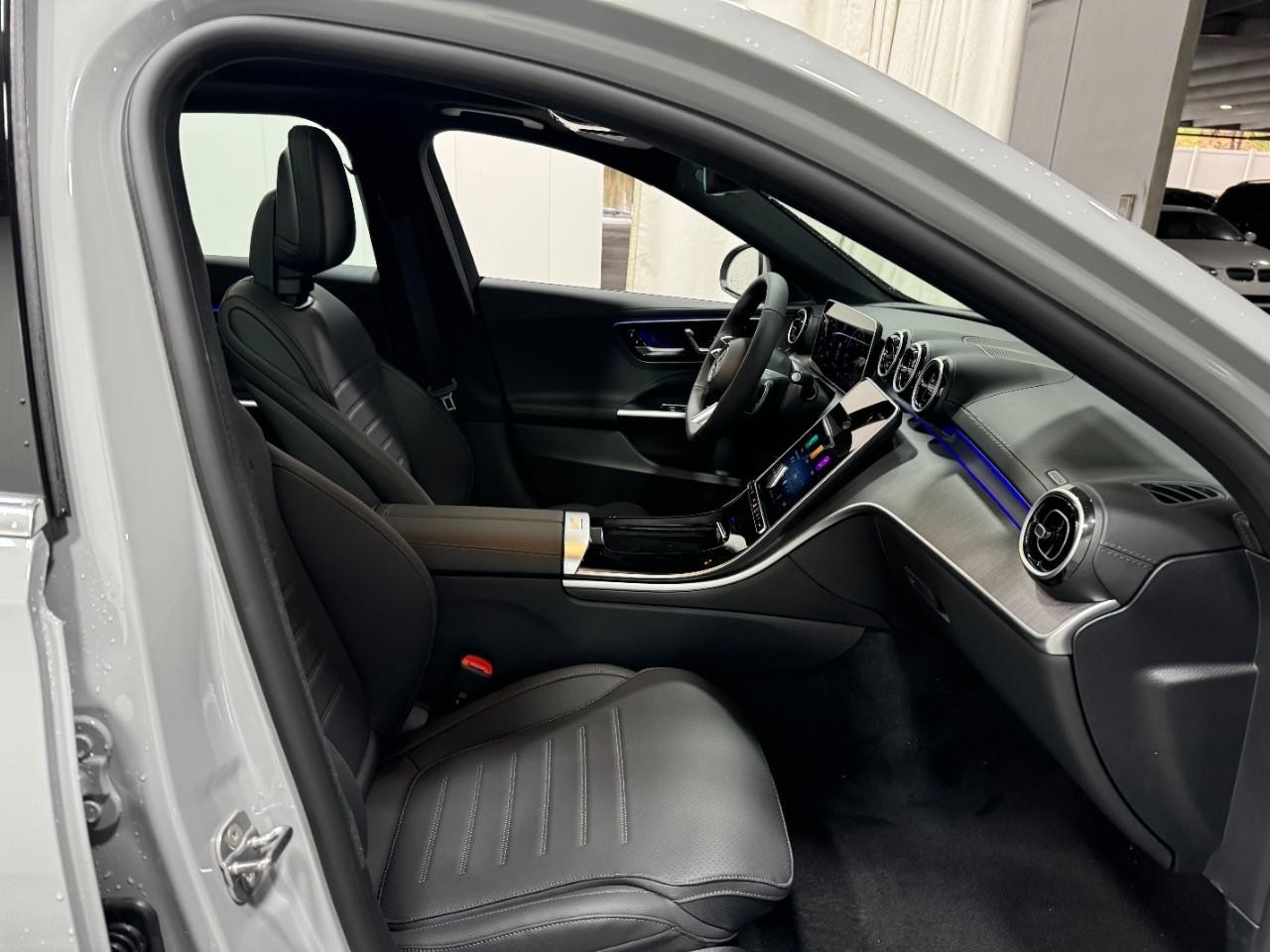 Mercedes-Benz C-Class Vehicle Full-screen Gallery Image 16