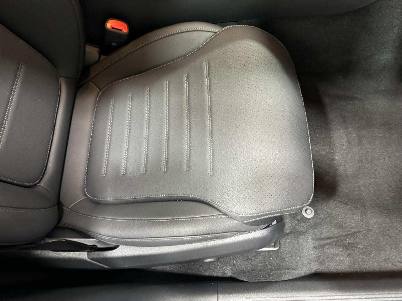 Mercedes-Benz C-Class Vehicle Full-screen Gallery Image 17