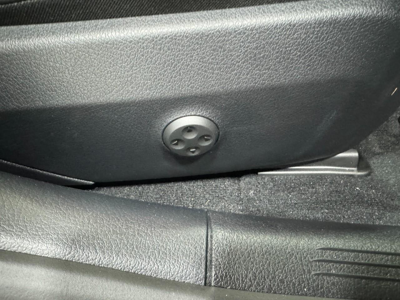 Mercedes-Benz C-Class Vehicle Full-screen Gallery Image 18