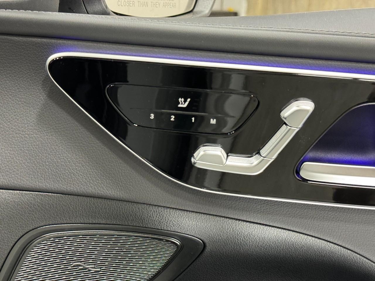 Mercedes-Benz C-Class Vehicle Full-screen Gallery Image 19