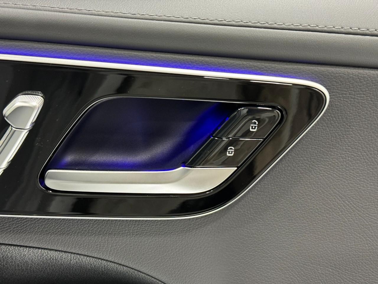 Mercedes-Benz C-Class Vehicle Full-screen Gallery Image 20