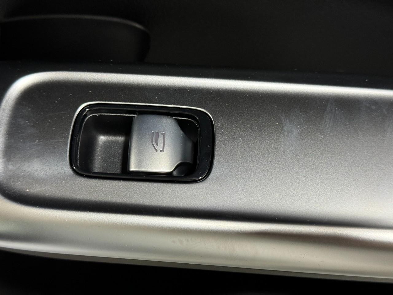 Mercedes-Benz C-Class Vehicle Full-screen Gallery Image 21