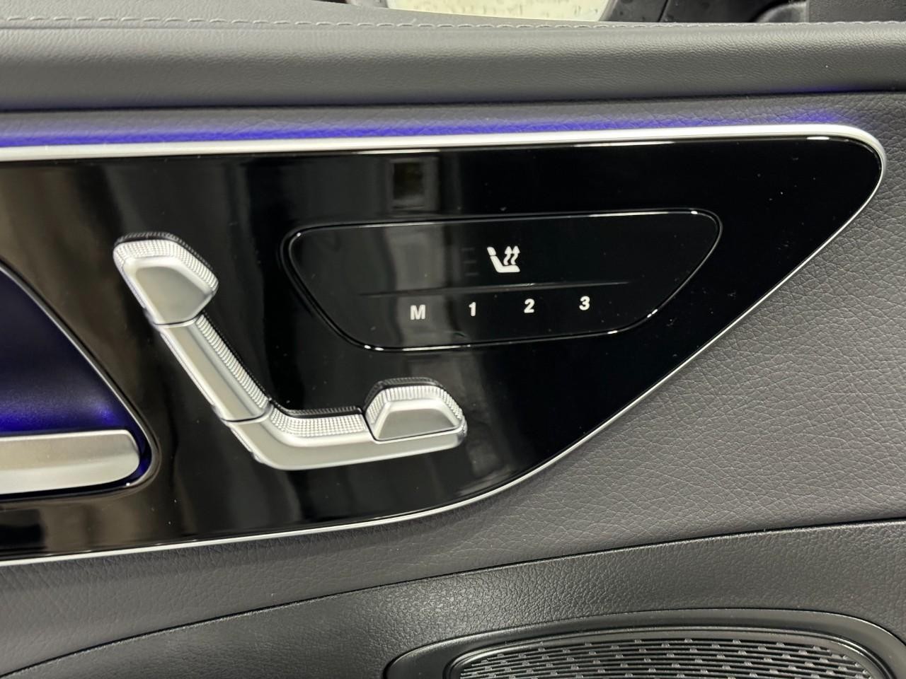 Mercedes-Benz C-Class Vehicle Full-screen Gallery Image 22