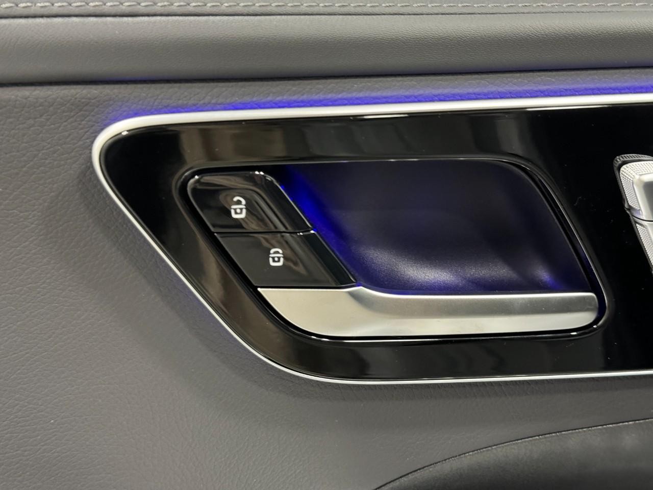 Mercedes-Benz C-Class Vehicle Full-screen Gallery Image 23