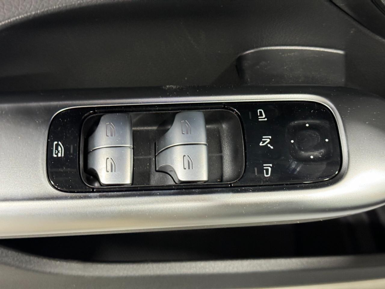 Mercedes-Benz C-Class Vehicle Full-screen Gallery Image 24