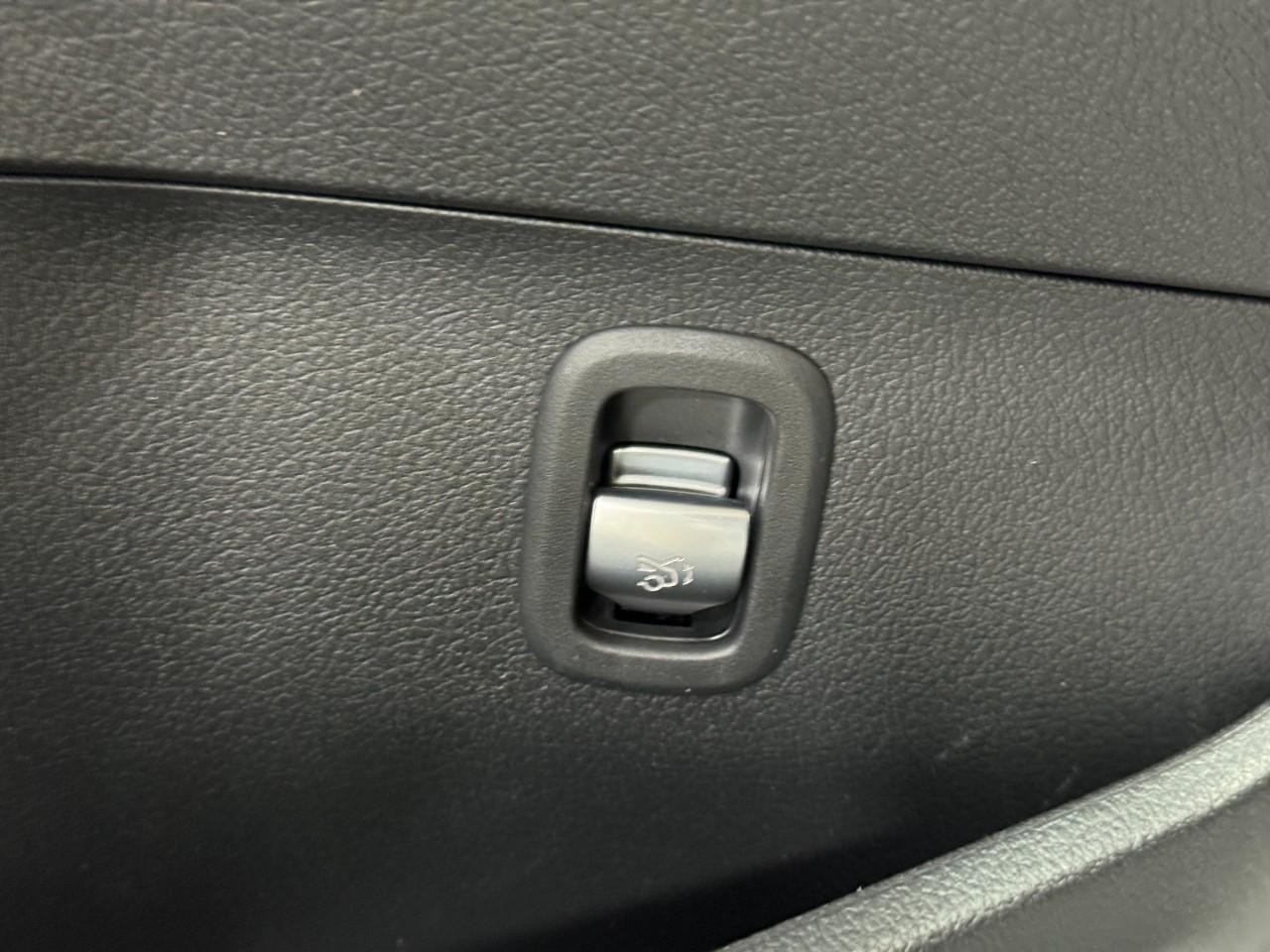 Mercedes-Benz C-Class Vehicle Full-screen Gallery Image 25