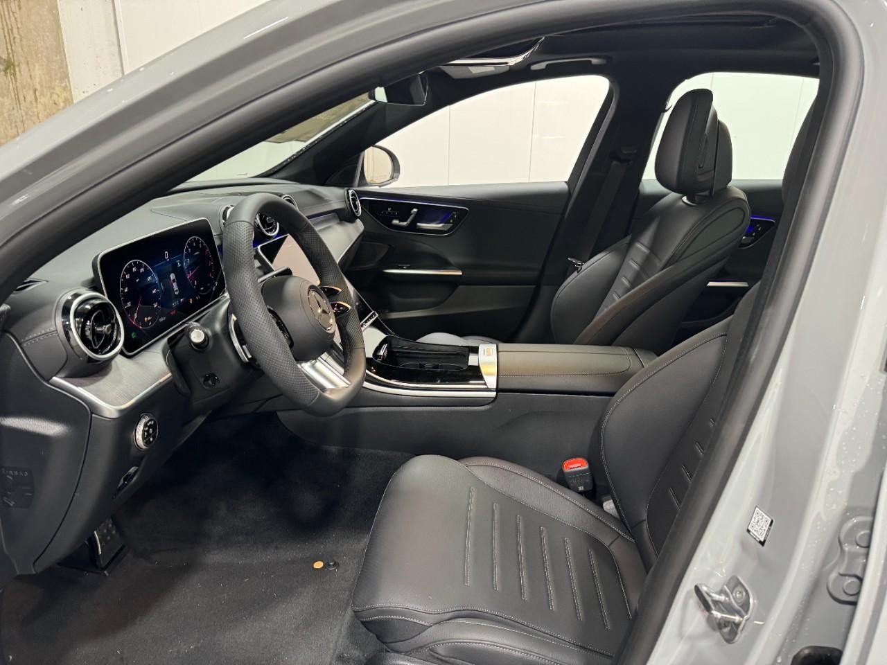 Mercedes-Benz C-Class Vehicle Full-screen Gallery Image 26