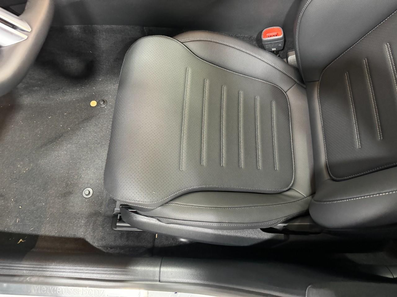 Mercedes-Benz C-Class Vehicle Full-screen Gallery Image 27