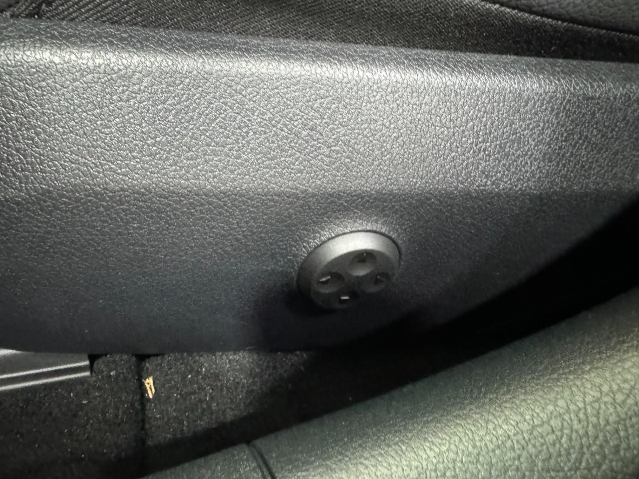 Mercedes-Benz C-Class Vehicle Full-screen Gallery Image 28