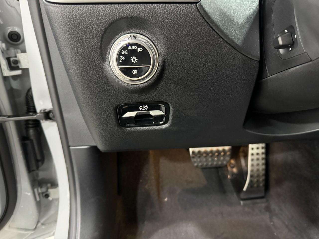 Mercedes-Benz C-Class Vehicle Full-screen Gallery Image 29