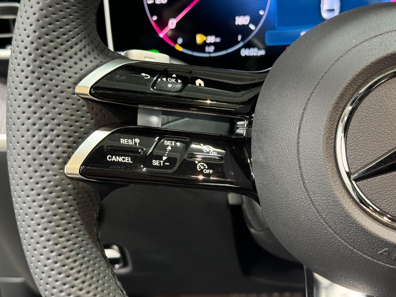 Mercedes-Benz C-Class Vehicle Full-screen Gallery Image 30