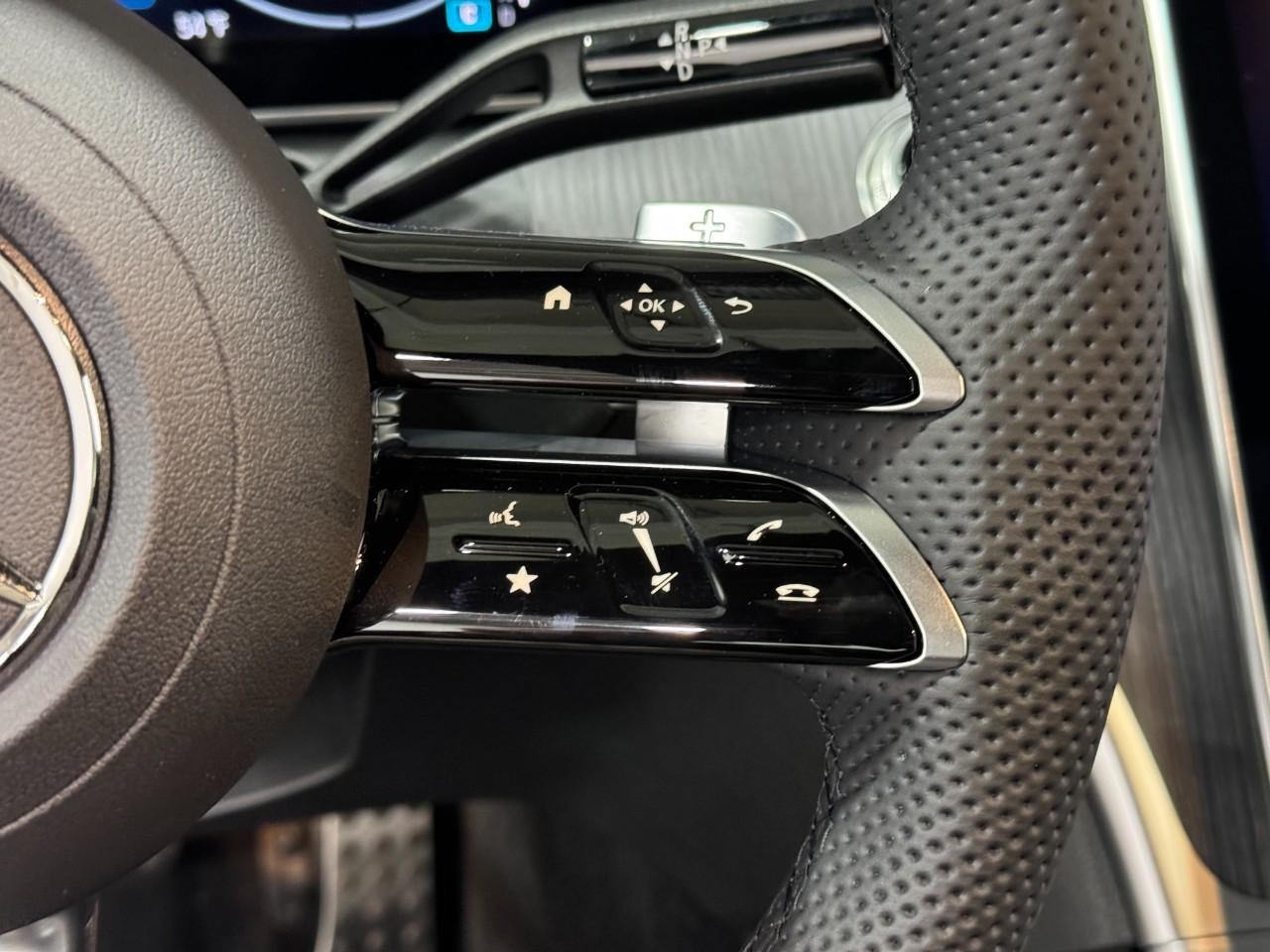 Mercedes-Benz C-Class Vehicle Full-screen Gallery Image 31