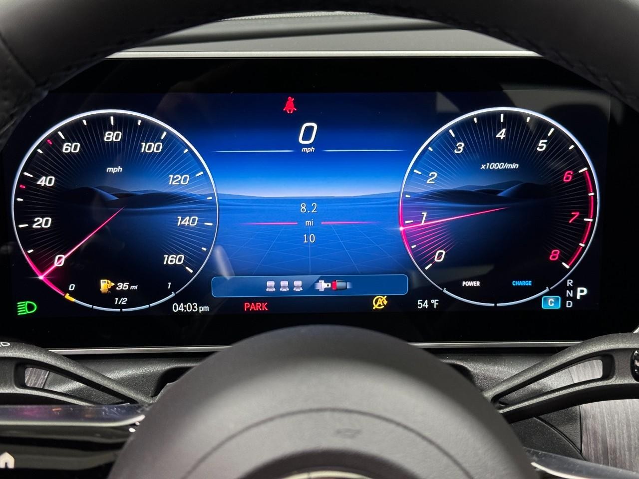 Mercedes-Benz C-Class Vehicle Full-screen Gallery Image 32