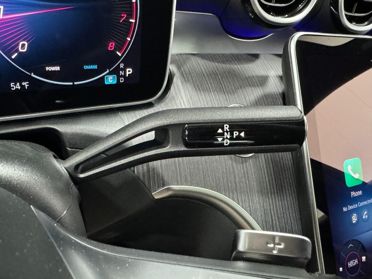 Mercedes-Benz C-Class Vehicle Full-screen Gallery Image 33