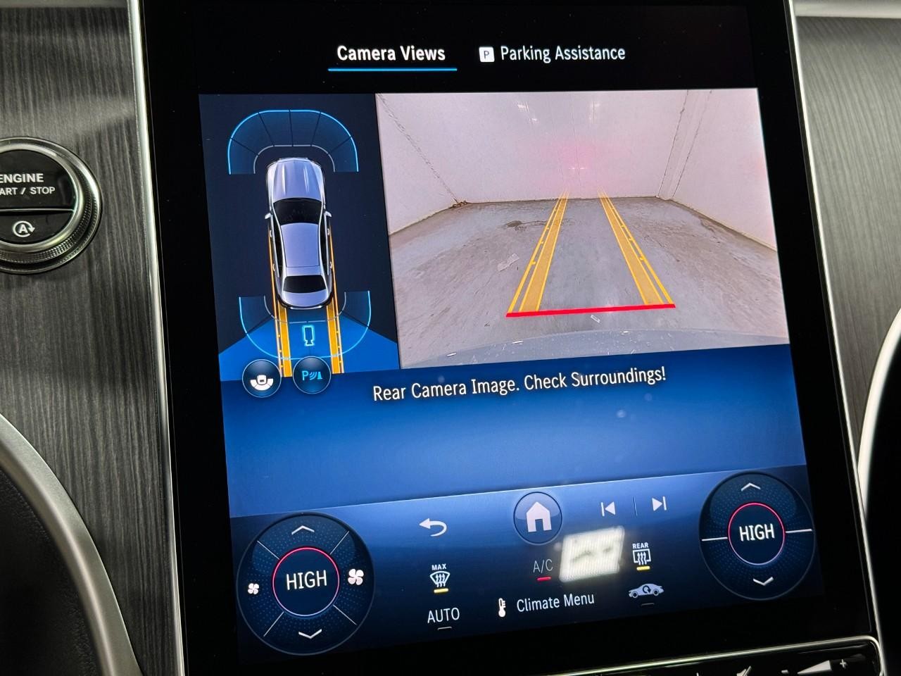 Mercedes-Benz C-Class Vehicle Full-screen Gallery Image 34