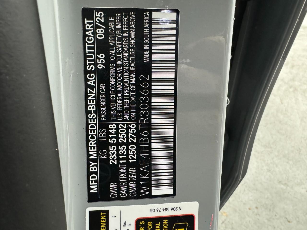 Mercedes-Benz C-Class Vehicle Full-screen Gallery Image 35