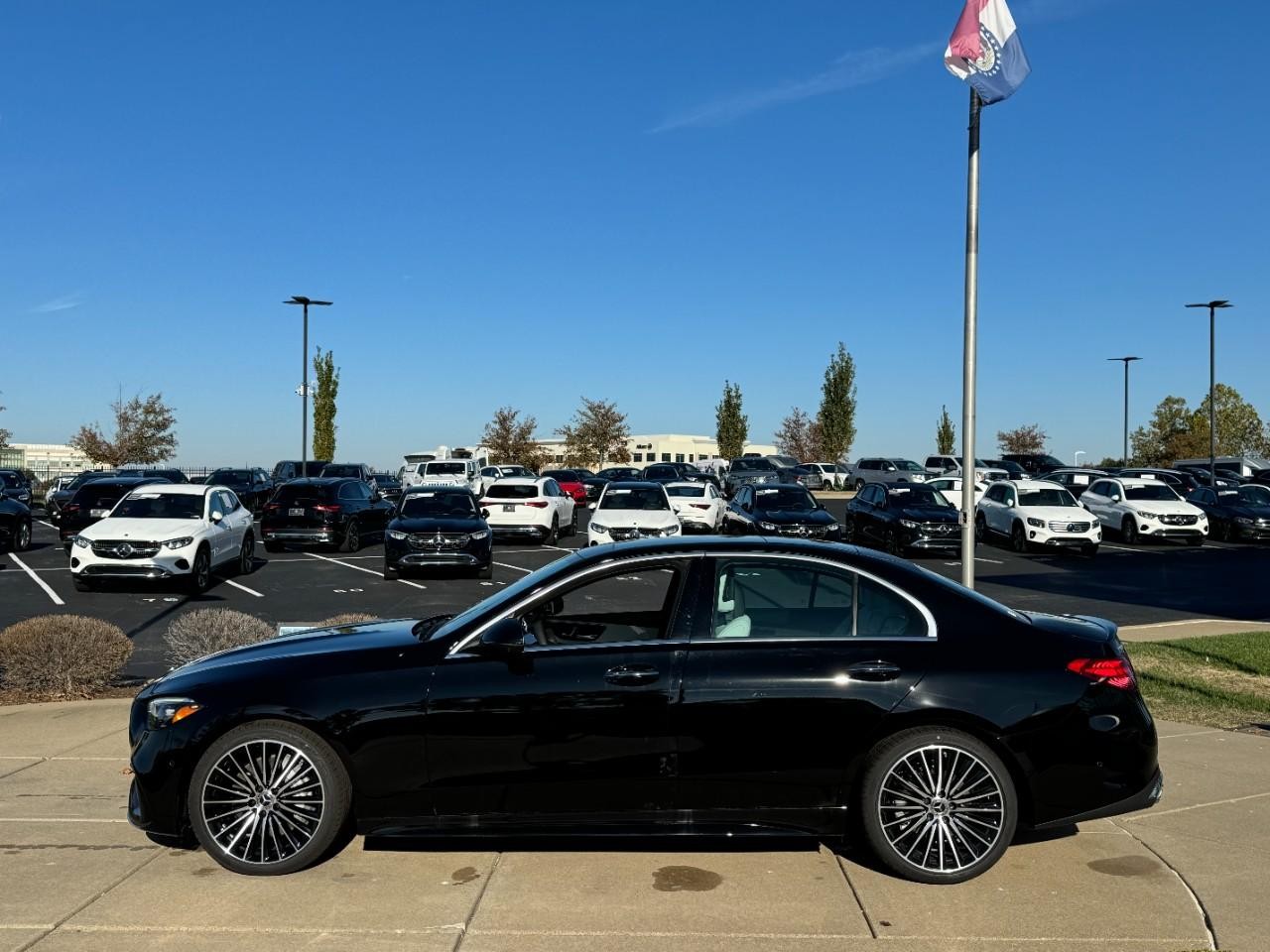 Mercedes-Benz C-Class Vehicle Full-screen Gallery Image 2