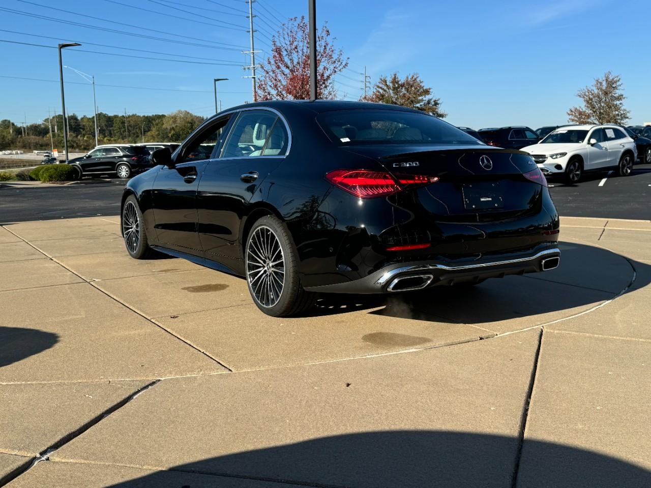 Mercedes-Benz C-Class Vehicle Full-screen Gallery Image 3