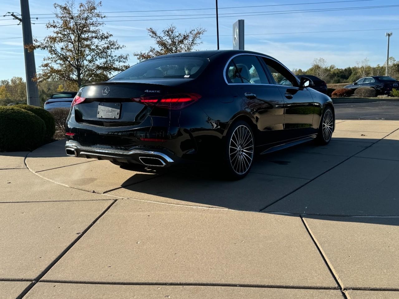 Mercedes-Benz C-Class Vehicle Full-screen Gallery Image 4
