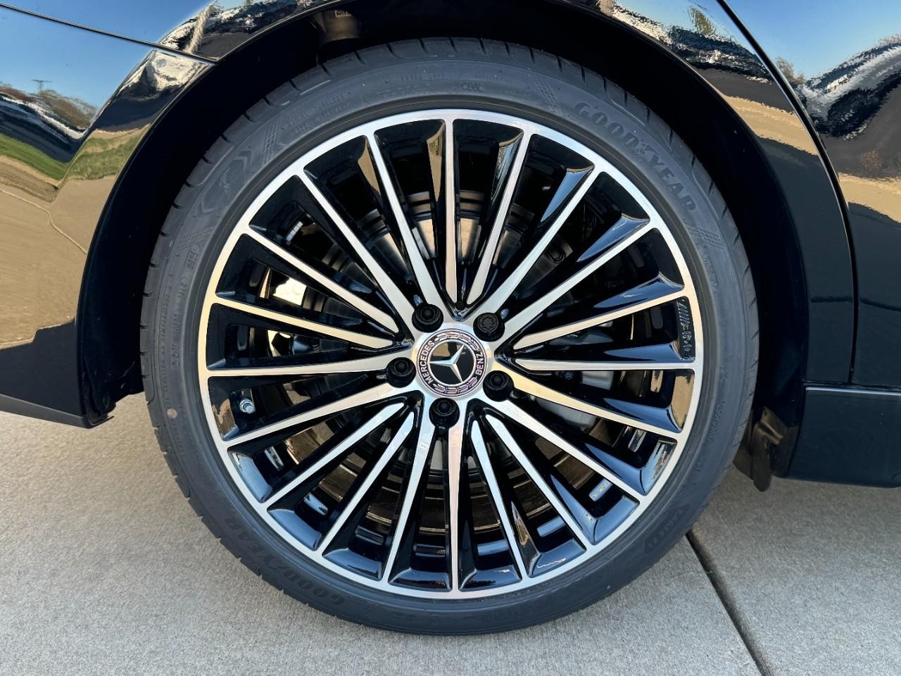 Mercedes-Benz C-Class Vehicle Full-screen Gallery Image 5