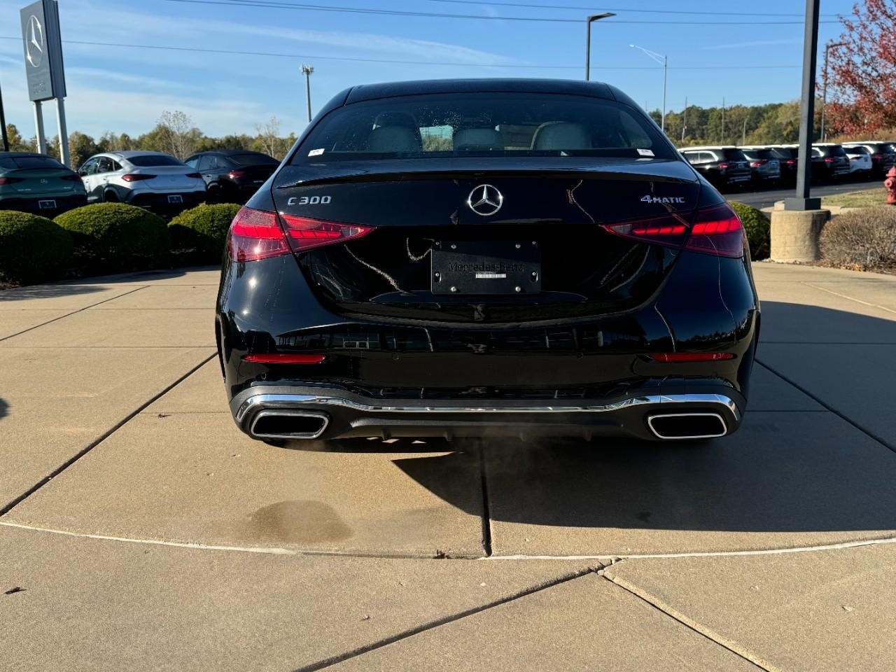 Mercedes-Benz C-Class Vehicle Full-screen Gallery Image 9