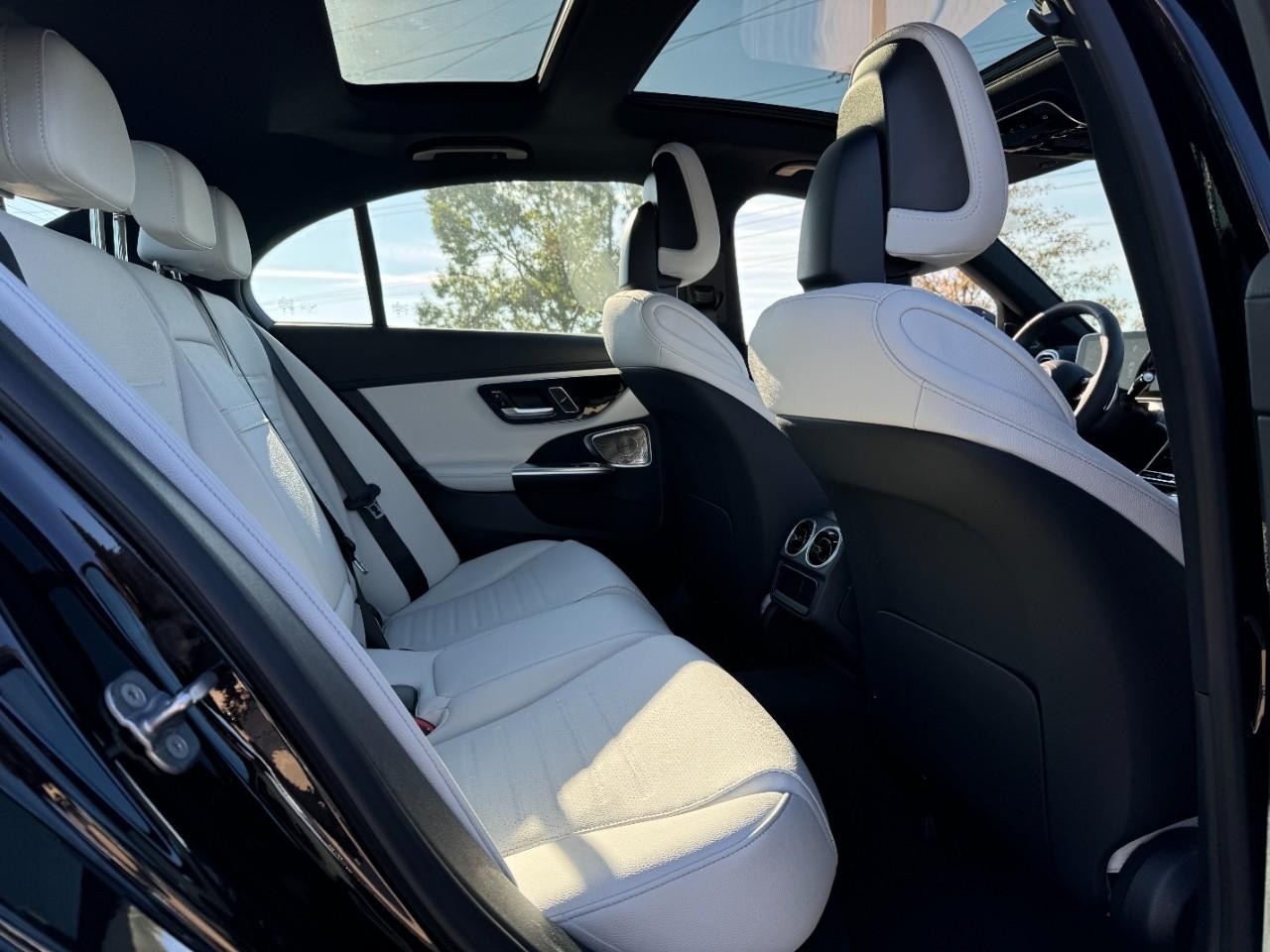 Mercedes-Benz C-Class Vehicle Full-screen Gallery Image 10