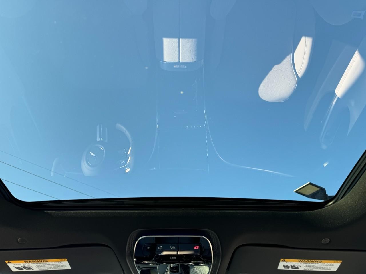 Mercedes-Benz C-Class Vehicle Full-screen Gallery Image 11