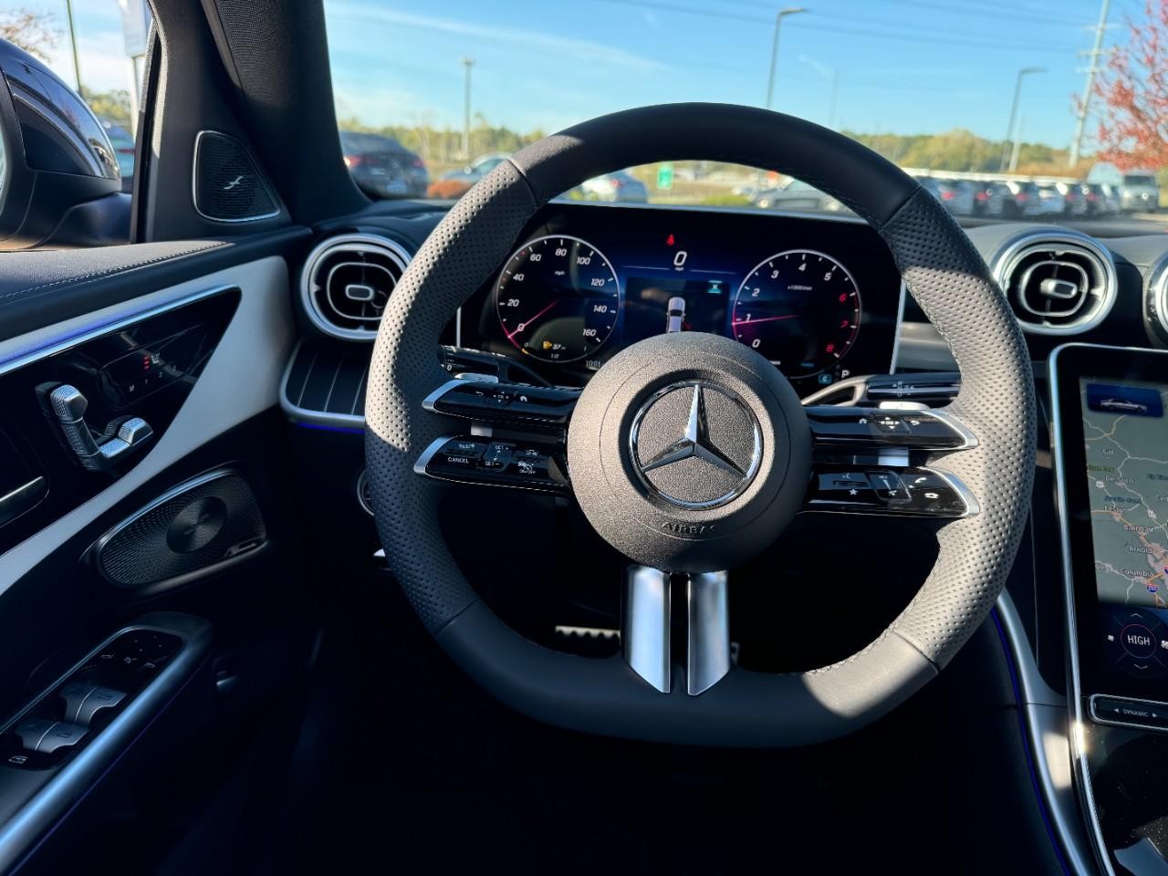 Mercedes-Benz C-Class Vehicle Full-screen Gallery Image 13