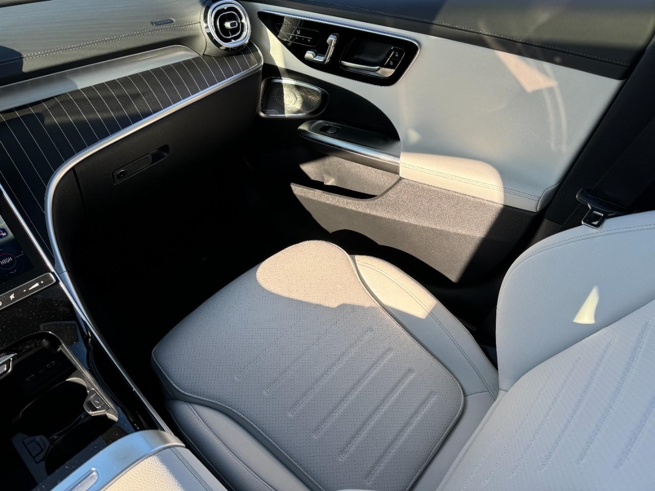 Mercedes-Benz C-Class Vehicle Full-screen Gallery Image 15