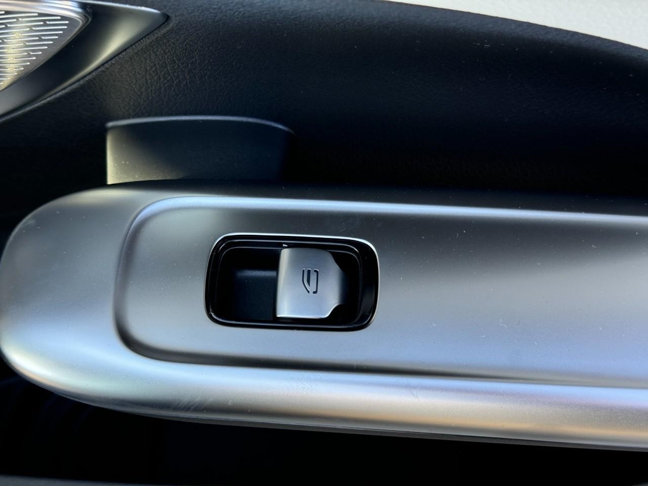 Mercedes-Benz C-Class Vehicle Full-screen Gallery Image 21