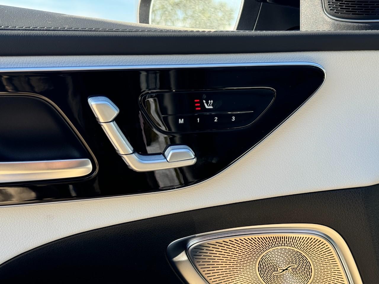 Mercedes-Benz C-Class Vehicle Full-screen Gallery Image 22