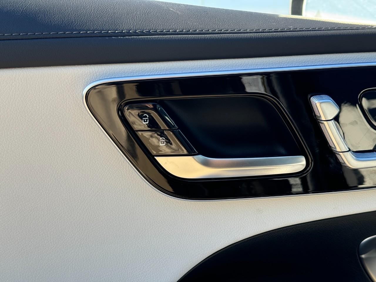 Mercedes-Benz C-Class Vehicle Full-screen Gallery Image 23