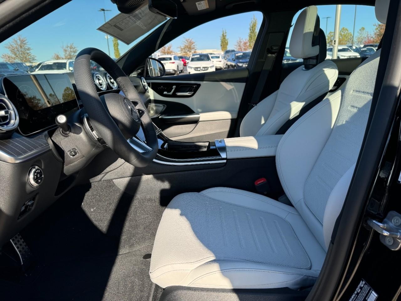 Mercedes-Benz C-Class Vehicle Full-screen Gallery Image 27