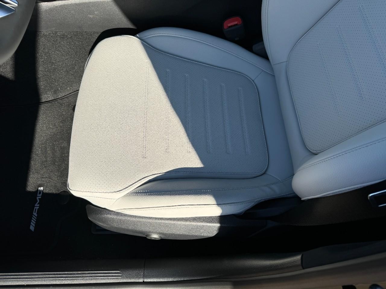 Mercedes-Benz C-Class Vehicle Full-screen Gallery Image 28