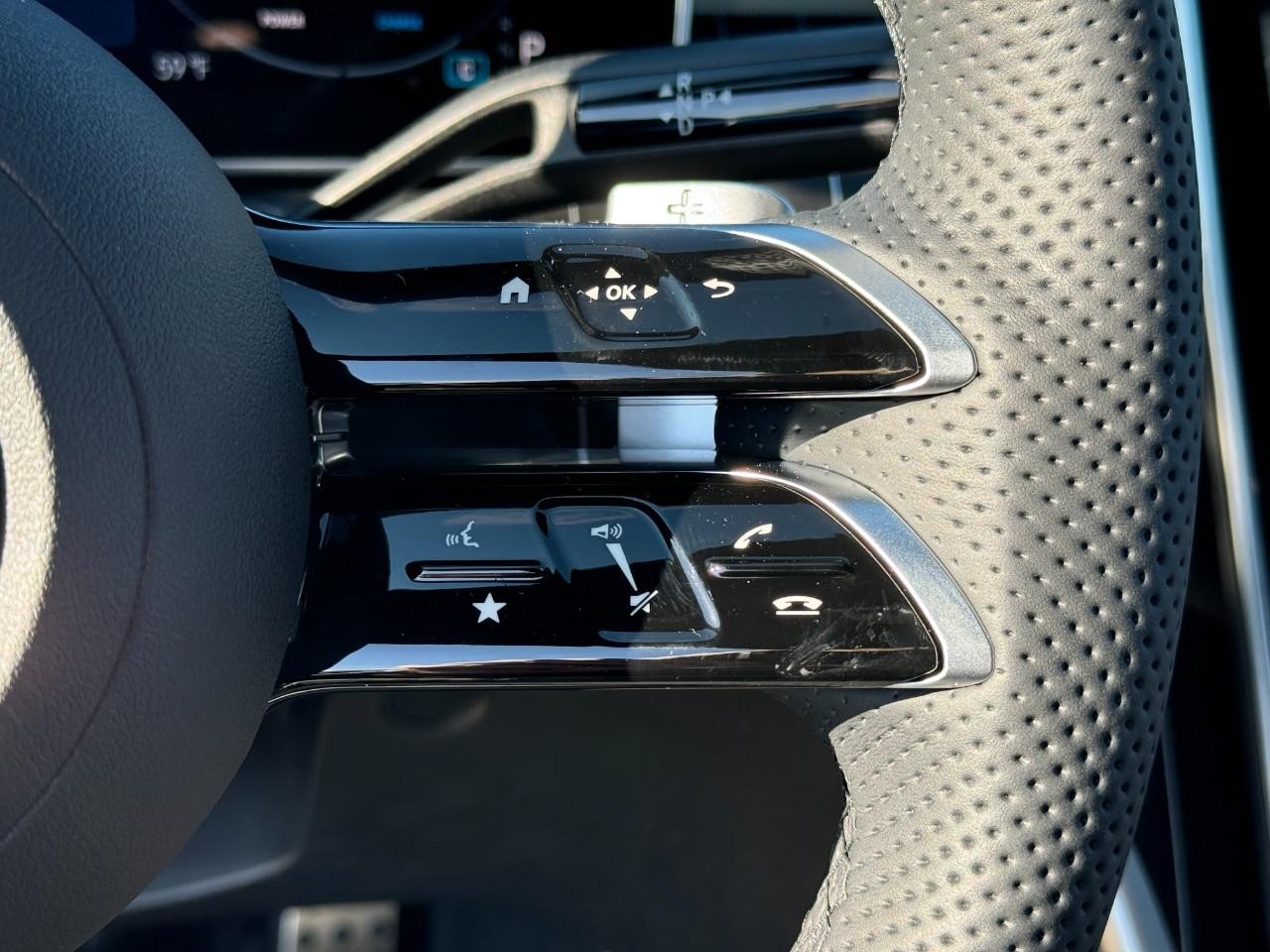 Mercedes-Benz C-Class Vehicle Full-screen Gallery Image 32