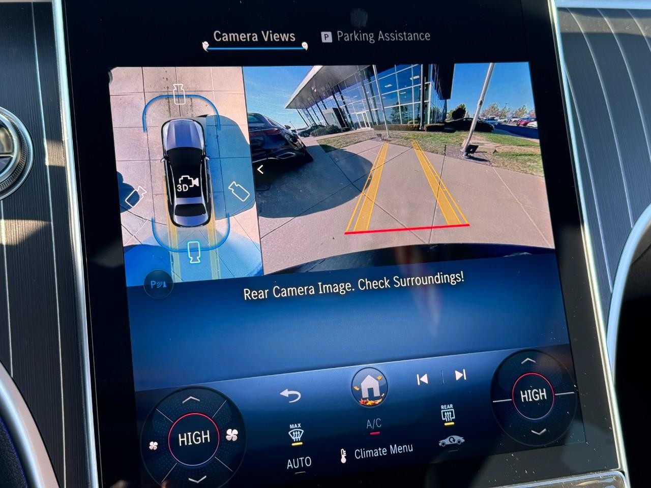 Mercedes-Benz C-Class Vehicle Full-screen Gallery Image 35