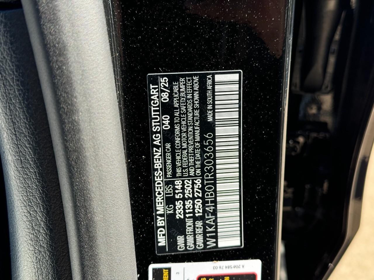 Mercedes-Benz C-Class Vehicle Full-screen Gallery Image 36