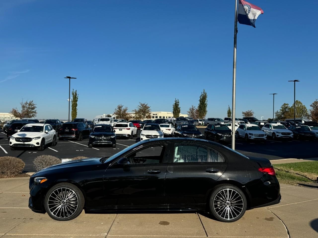 Mercedes-Benz C-Class Vehicle Full-screen Gallery Image 2