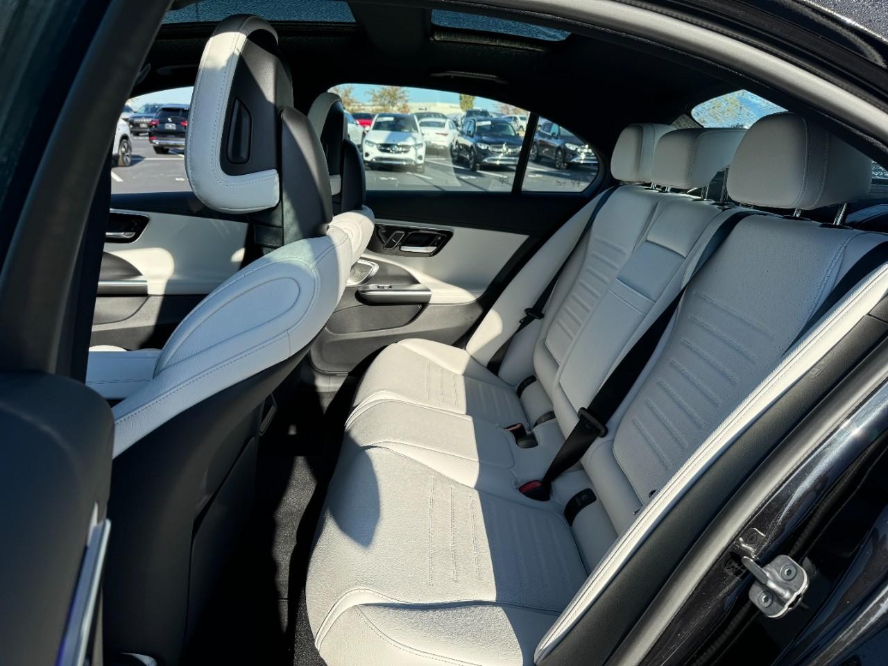 Mercedes-Benz C-Class Vehicle Full-screen Gallery Image 8