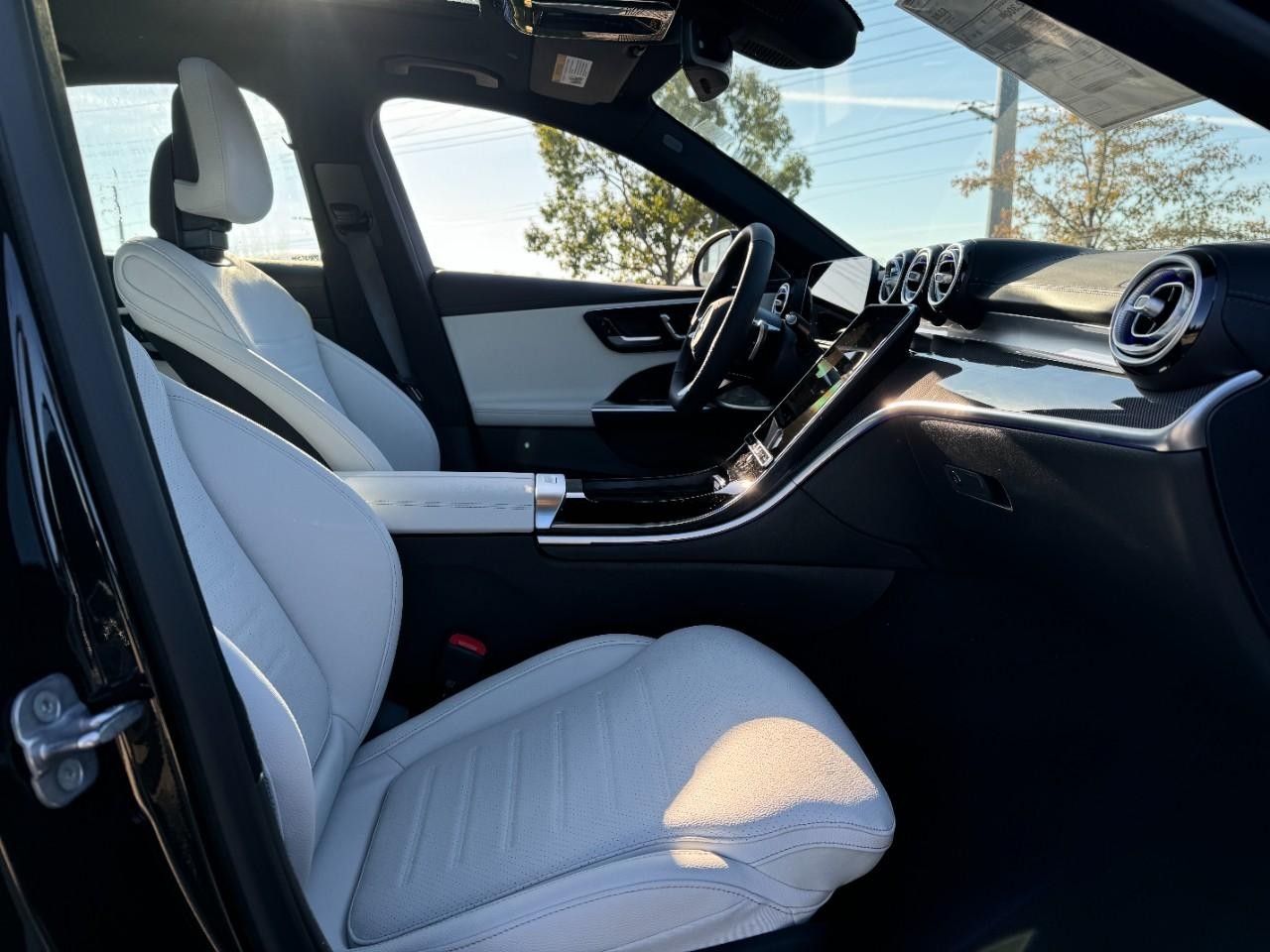 Mercedes-Benz C-Class Vehicle Full-screen Gallery Image 16