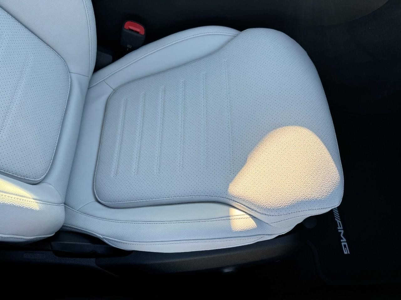 Mercedes-Benz C-Class Vehicle Full-screen Gallery Image 17