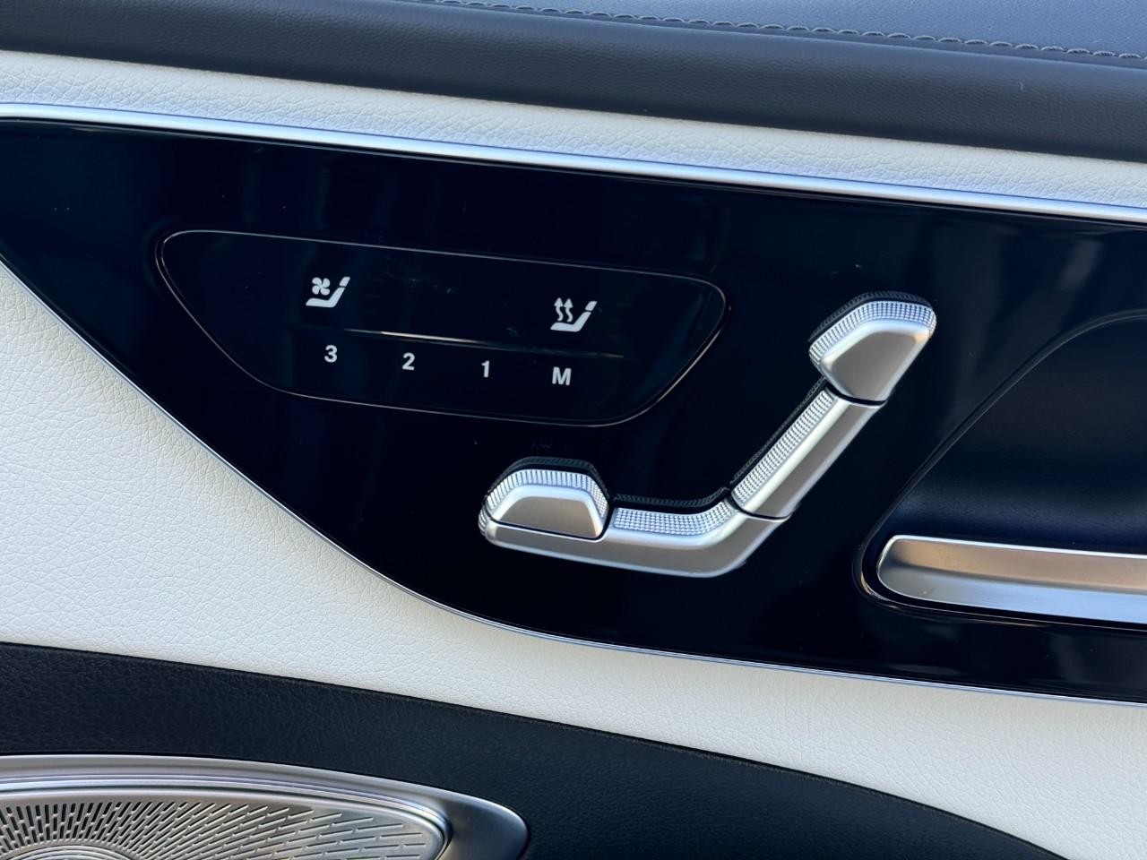 Mercedes-Benz C-Class Vehicle Full-screen Gallery Image 19