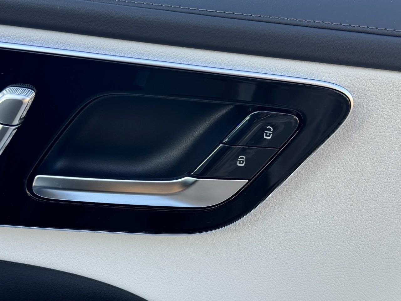 Mercedes-Benz C-Class Vehicle Full-screen Gallery Image 20