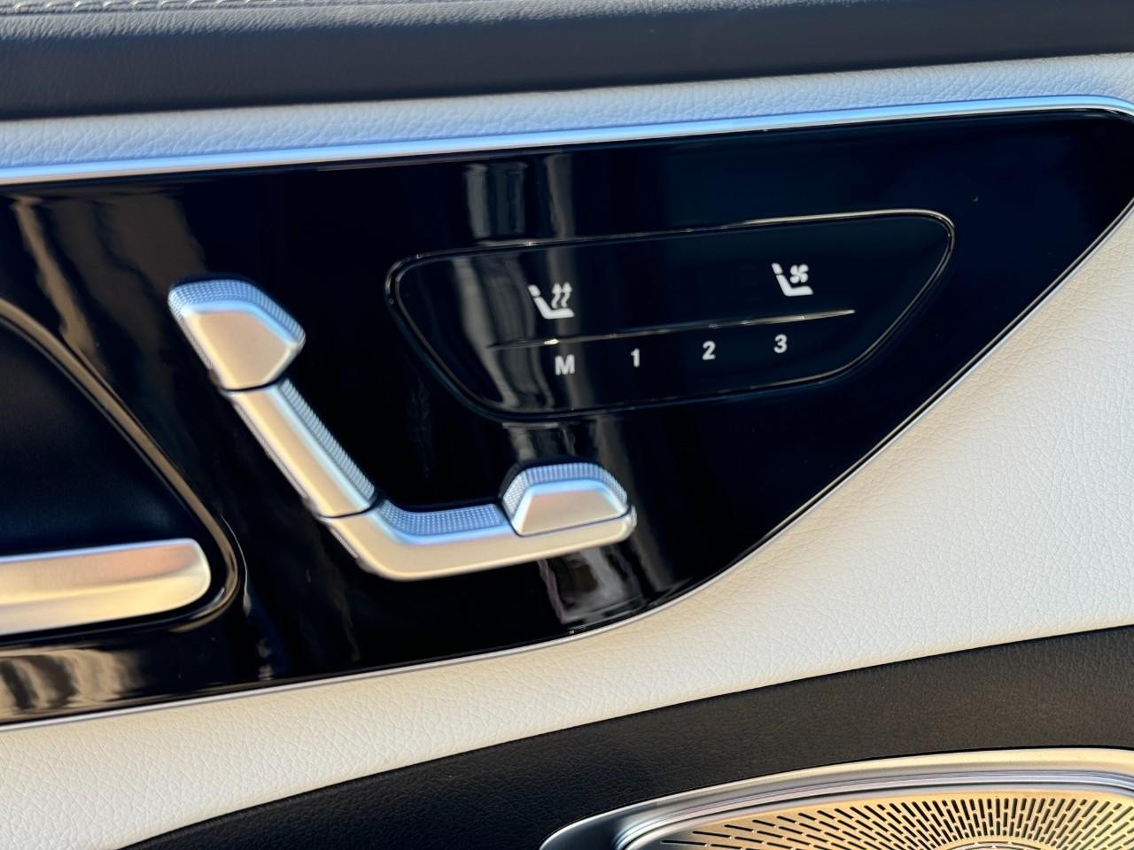 Mercedes-Benz C-Class Vehicle Full-screen Gallery Image 22