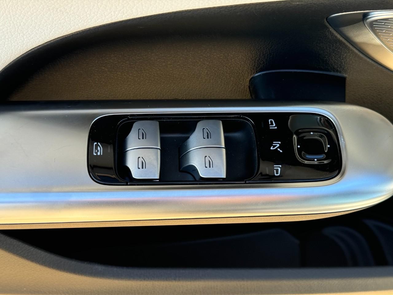 Mercedes-Benz C-Class Vehicle Full-screen Gallery Image 24