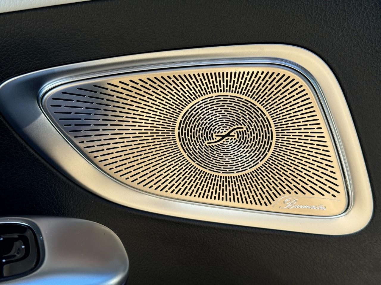 Mercedes-Benz C-Class Vehicle Full-screen Gallery Image 25